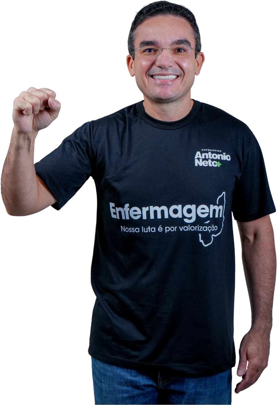 Enfermeiro Antônio Neto com a camiseta da campanha, punho erguido